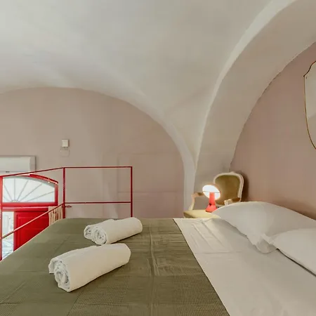 Guesthost - Charming Red Flat *