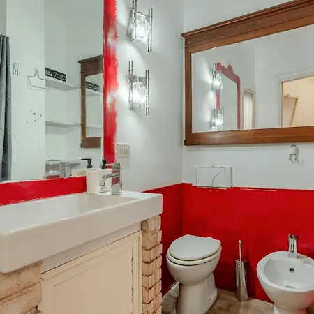 Guesthost - Charming Red Flat カターニア