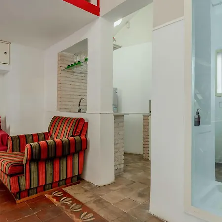 Guesthost - Charming Red Flat アパート