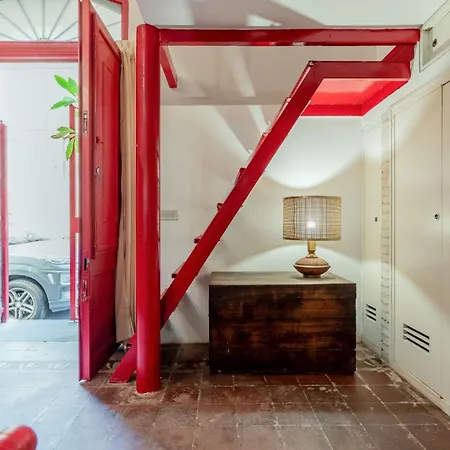 Guesthost - Charming Red Flat
