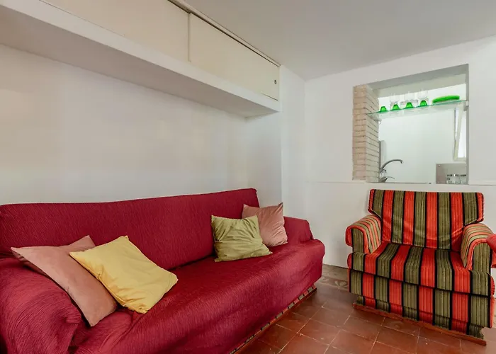 Guesthost - Charming Red Flat *