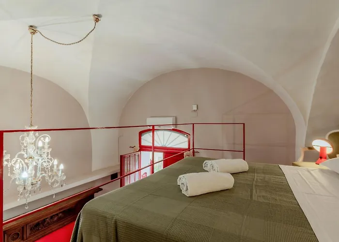 Guesthost - Charming Red Flat アパート