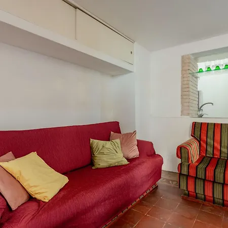 Guesthost - Charming Red Flat *