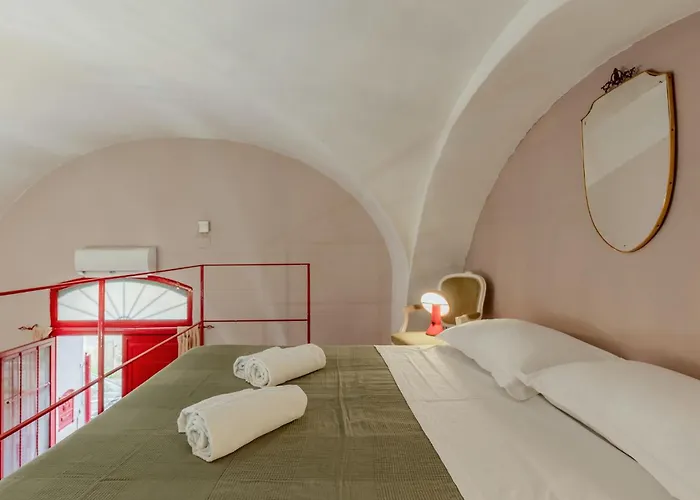 Guesthost - Charming Red Flat *