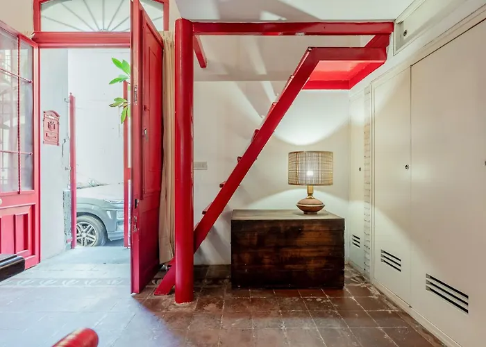 Guesthost - Charming Red Flat