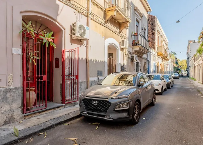 Guesthost - Charming Red Flat Catania